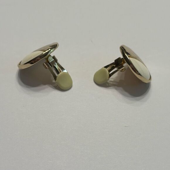 Vintage Women’s Gold Tone and Ivory Split Stud Clip on Earrings Costume Jewlery - Picture 4 of 6